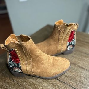 Like new camel boho floral booties size 9